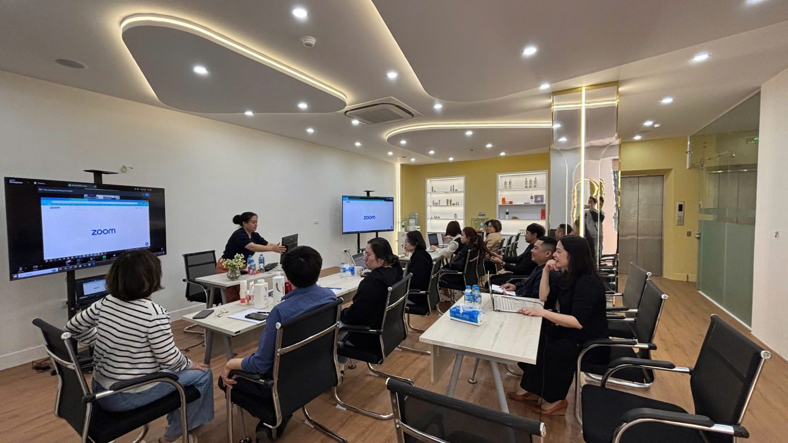Tổ chức hội thảo hội nghị trong nước và quốc tế