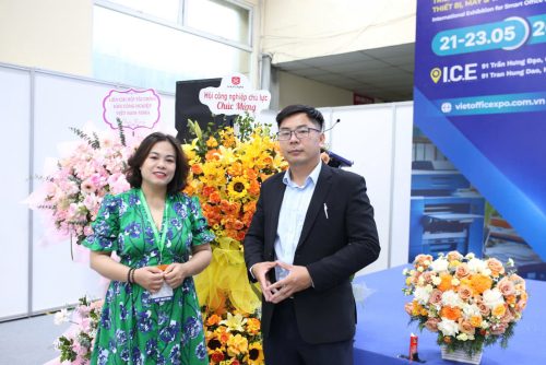 Đội ngũ Vạn Lộc tại triển lãm VietOffice Expo